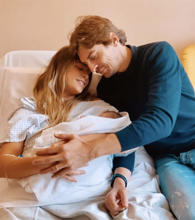 Martina Stella, 36 anni, con il piccolo Leonardo in braccio dopo il parto. Insieme a lei il marito Andrea Manfredonia